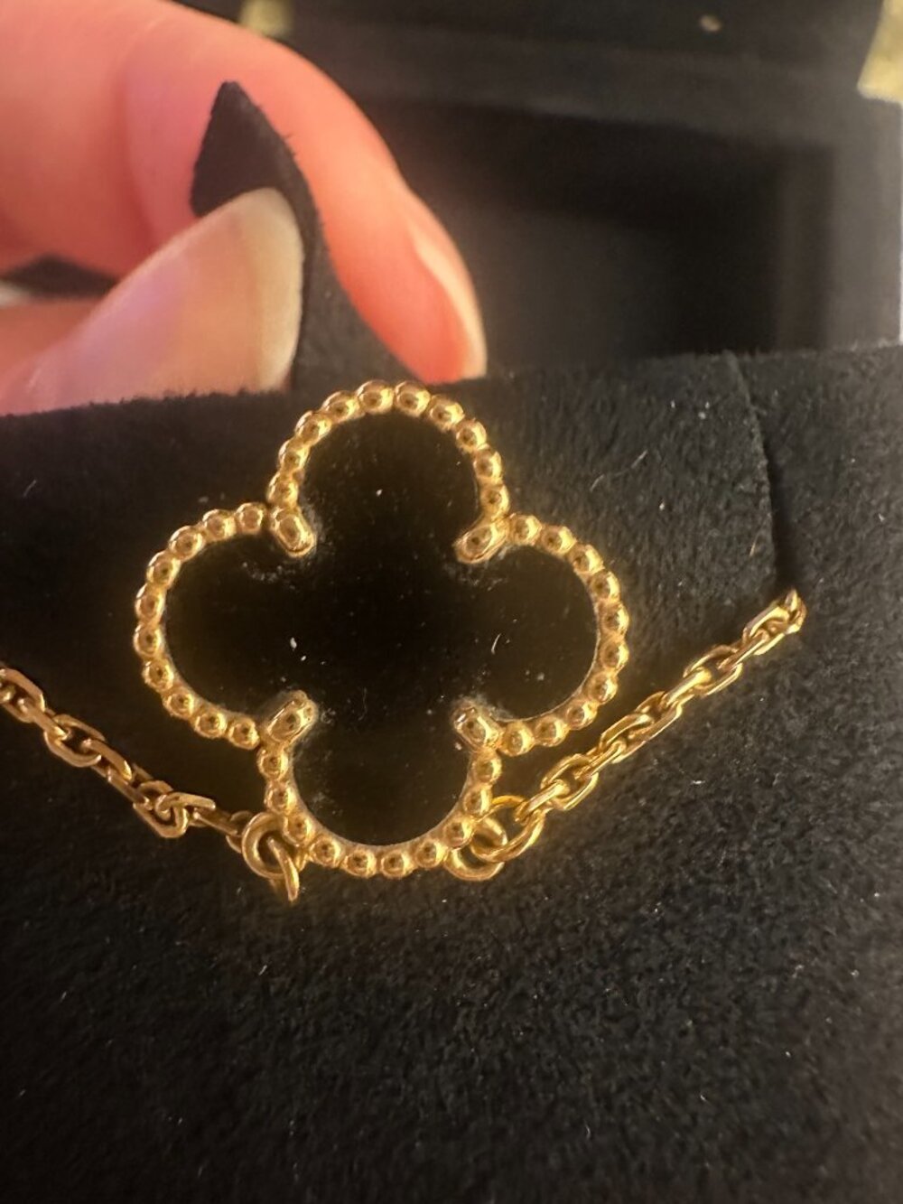 Van Cleef & Arpels Vintage Alhambra Necklace in Onyx and Yellow Gold - Picture 7 of 13